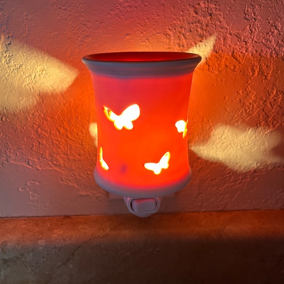 2/$8 Scentsy wall warmer - Picture 4 of 4